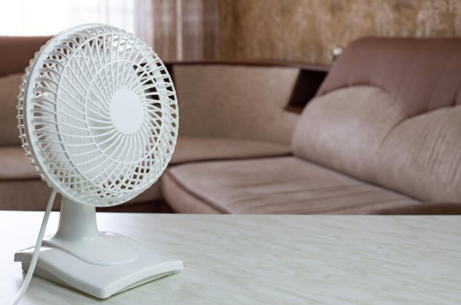 Entenda porque o ventilador de mesa pode ser uma melhor opção que o de coluna