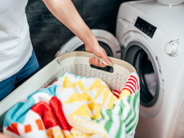 O que torna o tanquinho de lavar roupa um aliado na economia doméstica?