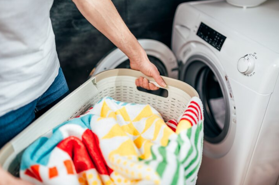 O que torna o tanquinho de lavar roupa um aliado na economia doméstica?