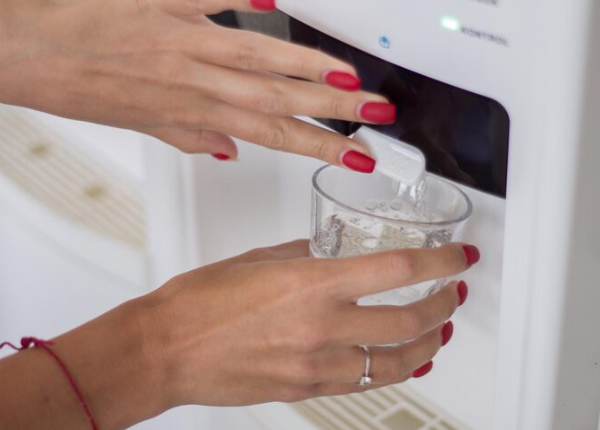 O impacto do uso de um bebedouro elétrico na sua saúde