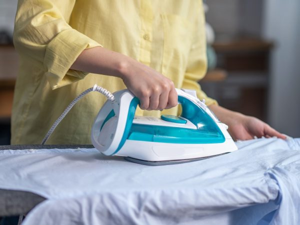 Ferro de passar roupa ainda faz diferença no cuidado com as roupas?