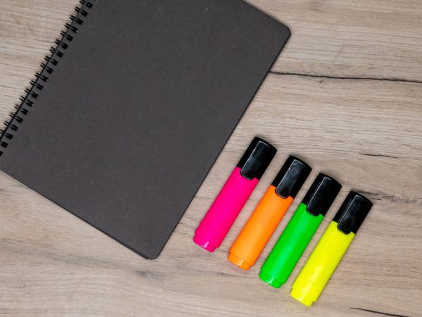 Como o marcador permanente bic pode ajudar na organização de tarefas e objetos?