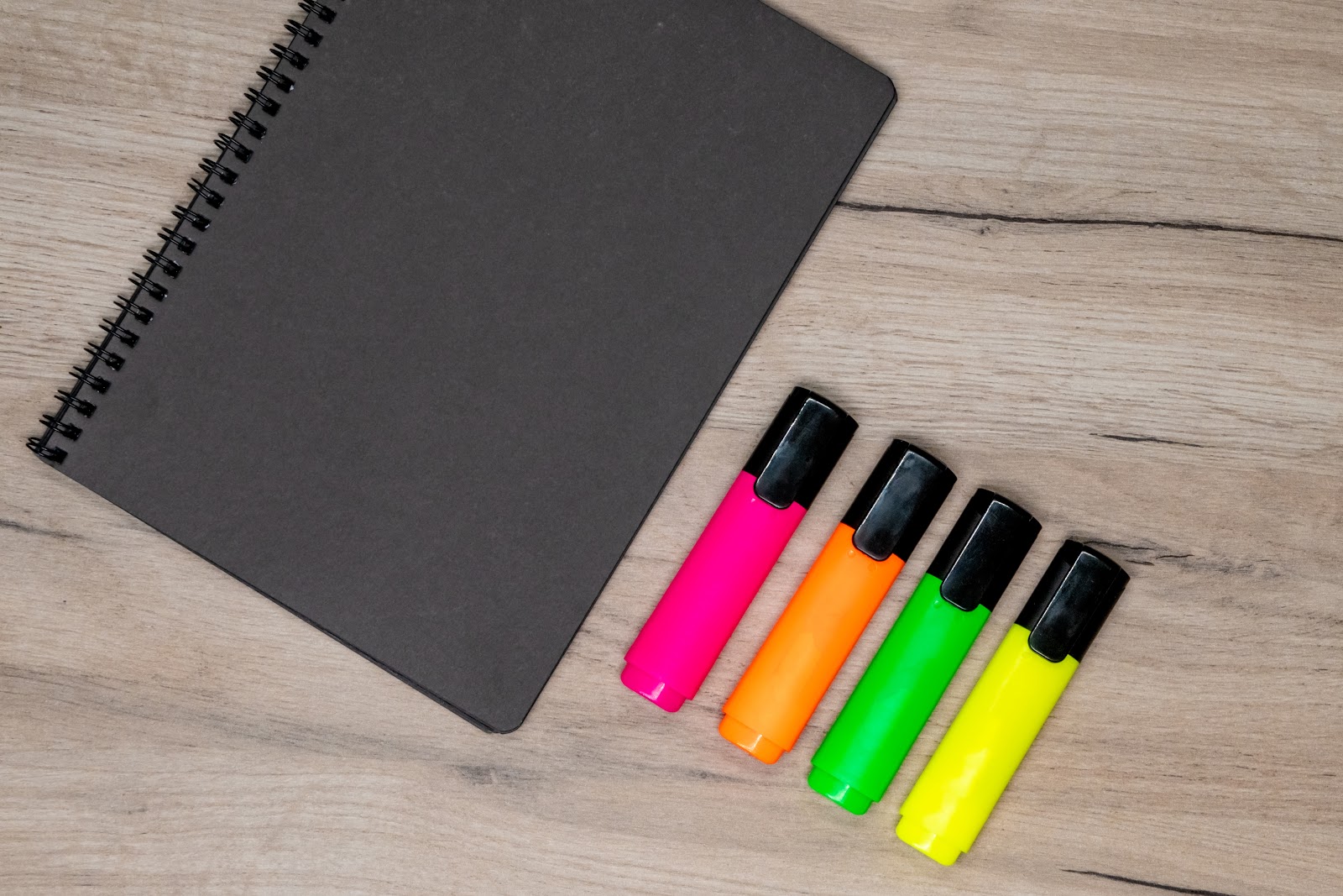 Como o marcador permanente bic pode ajudar na organização de tarefas e objetos?